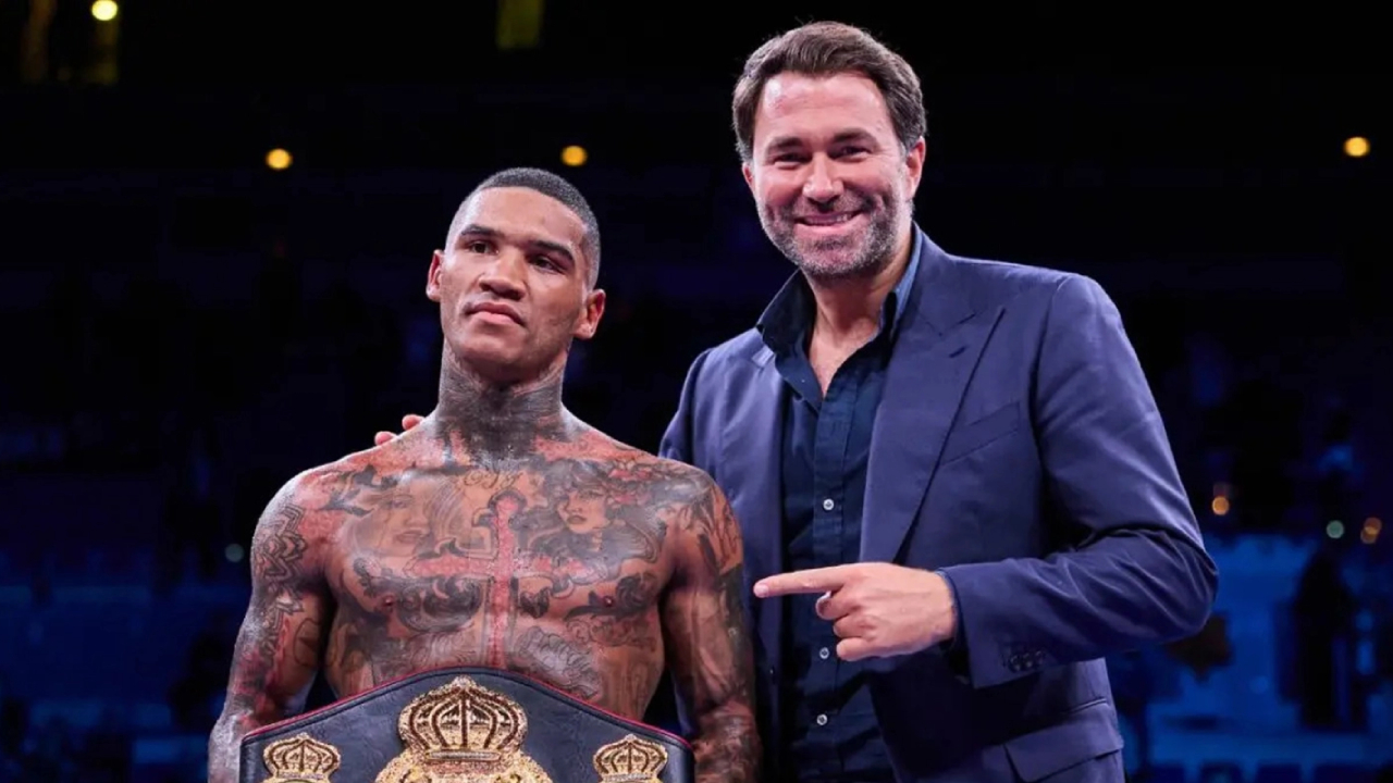Eddie Hearn menjelaskan pihaknya memilih untuk mempertahankan Benn dalam ranking kelas welter ketimbang menerima posisi baru di kelas menengah. (Foto: Fight TV)