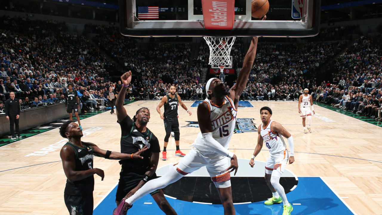 Mark Williams (tengah) mencetak 22 poin saat Phoenix Suns meraih kemenangan 108-105 atas Minnesota Timberwolves pada Senin (8/12) malam. (Foto: AP)