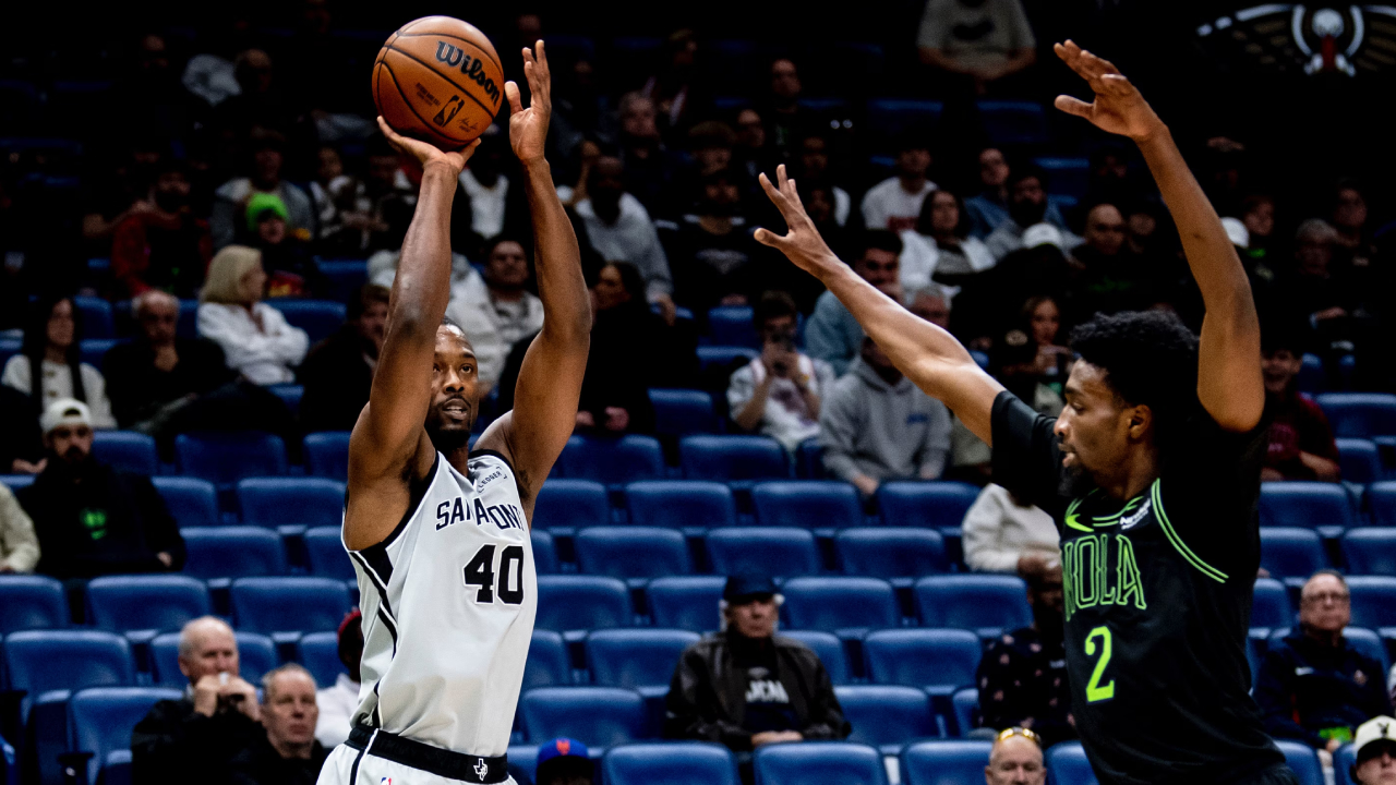 Harrison Barnes (kiri) mencetak 24 poin saat tim tamu San Antonio Spurs mengalahkan New Orleans Pelicans 135-132 pada Senin (8/12). (Foto: AP)