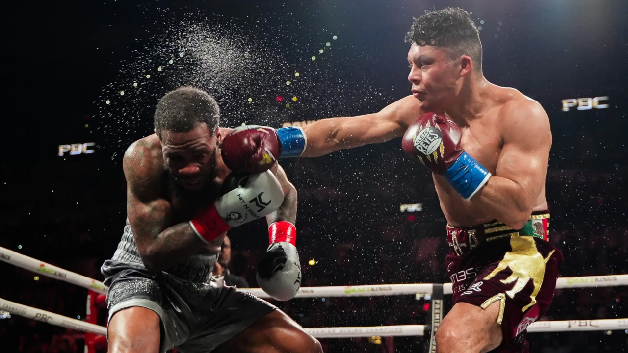 Roach berpendapat bahwa Isaac Cruz terpaksa meladeni permainan teknis karena merasa kalah apabila terus bertukar pukulan dalam jarak dekat. (Foto: Fight TV)