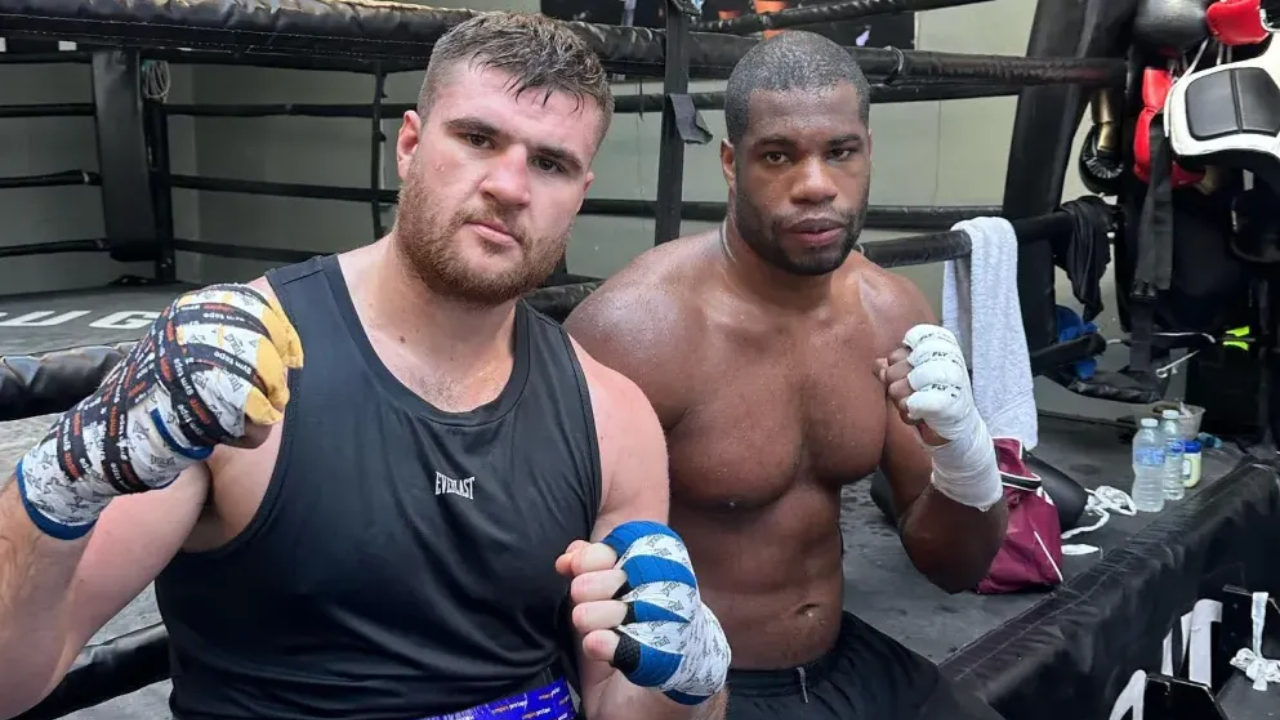 Johnny Fisher (kiri) dan Daniel Dubois. (Foto: Fight TV)
