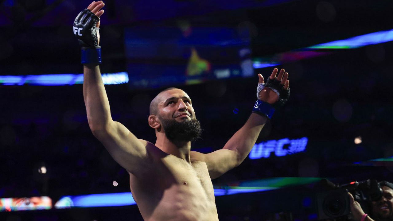 Khamzat Chimaev meraih gelar kelas menengah pada UFC 319 Agustus lalu dengan kemenangan dominan atas Dricus Du Plessis. (Foto: Fight TV)