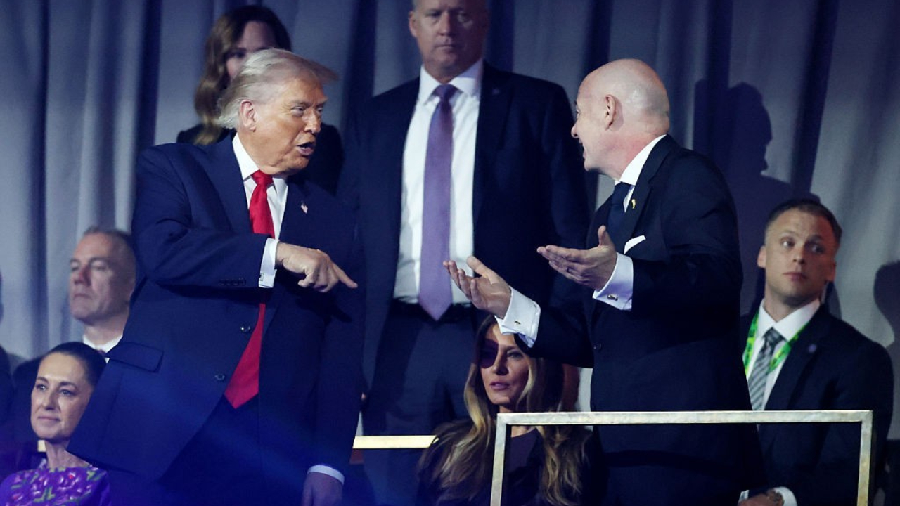 Kebijakan ini menempatkan para fans olahraga dalam kategori prioritas yang sama dengan investor asing yang berniat menanamkan modal besar di Amerika Serikat.