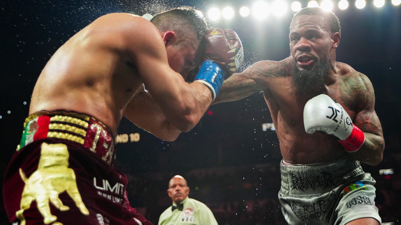 Lamont Roach (kanan) dan Isaac “Pitbull” Cruz. (Foto: Fight TV)