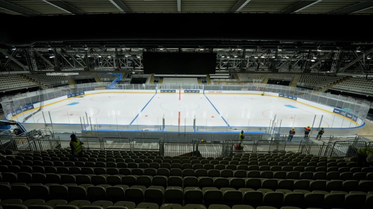 Untuk mempercepat persiapan, NHL telah menurunkan tim teknisi dan pakar es guna membantu penyelenggara lokal mengoptimalkan arena untuk Olimpiade ini. (Foto: AP)