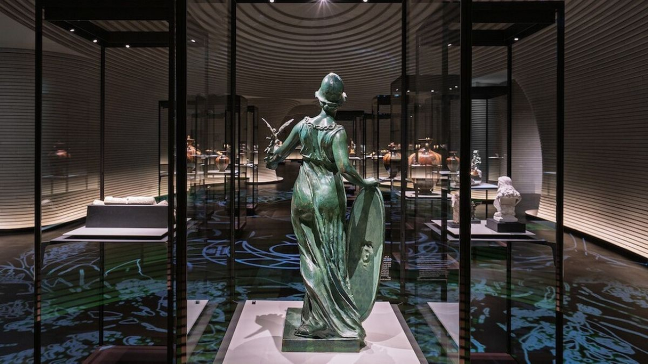 Pameran di Milan ini memadukan koleksi bersejarah, pendekatan kuratorial lintas disiplin, serta narasi budaya yang menunjukkan bagaimana olahraga dan nilai-nilai Olimpiade berkembang selama ribuan tahun. (Foto: Inside The Games)