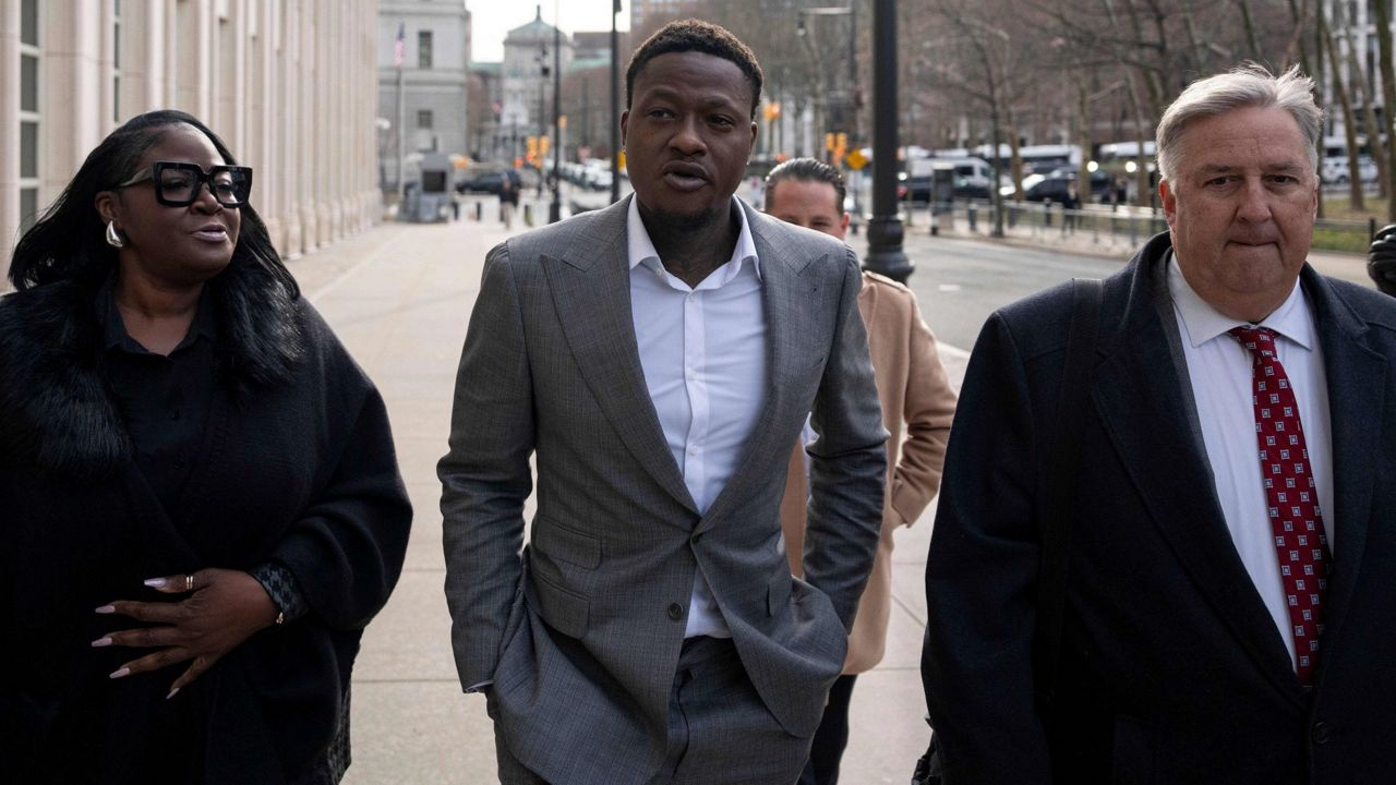 Terry Rozier (tengah) datang ke pengadilan mengenakan setelan abu-abu dan hanya menjawab pertanyaan hakim dengan “yes” atau “no”. (Foto: AP)