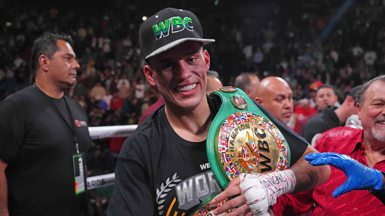 David Benavidez kini memegang sabuk WBC kelas berat ringan setelah Dmitry Bivol memilih menjauh darinya sebagai penantang wajib. (Foto: Fight TV)