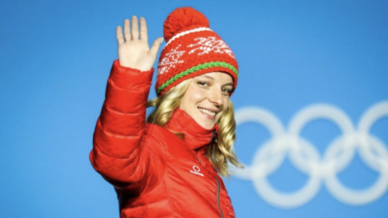Hanna Huskova, peski freestyle asal Belarus, merupakan peraih emas nomor aerial putri di Olimpiade Pyeongchang 2018 dan peraih perak di Beijing 2022. (Foto: AP)