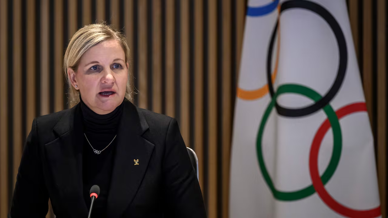 Presiden IOC, Kirsty Coventry, menegaskan bahwa organisasi tersebut tetap berpegang pada prinsip bahwa akses terhadap olahraga merupakan hak asasi manusia. (Foto: AP)