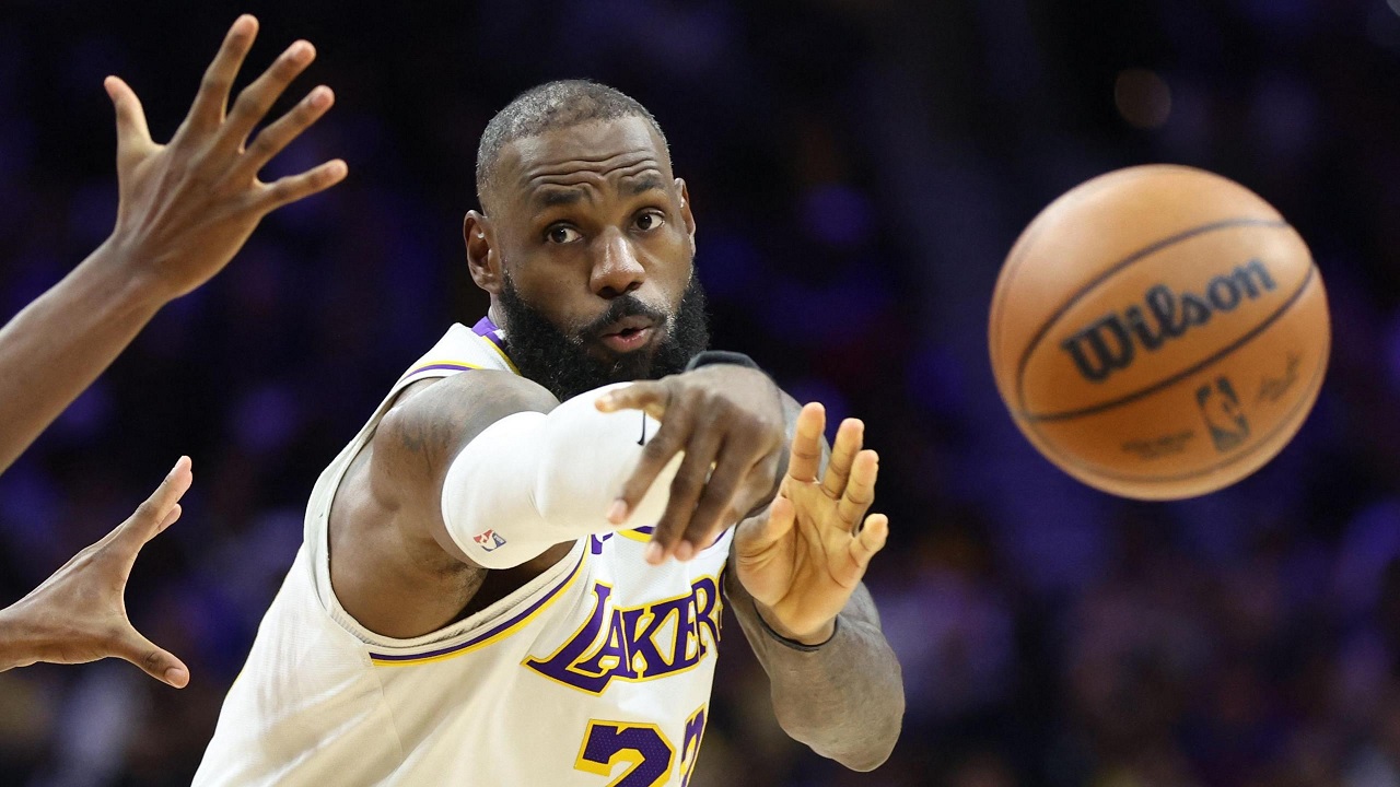 LeBron James tidak mau bicara soal peluang babak playoff terlalu dini.