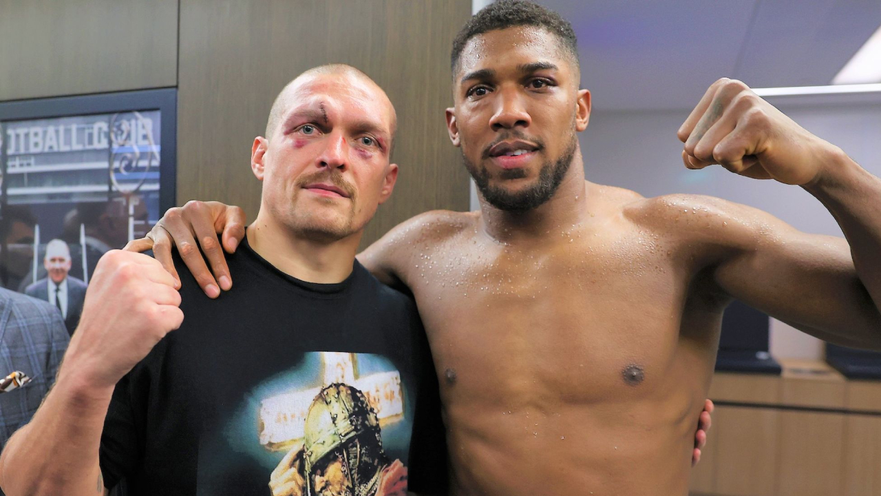 Anthony Joshua (kanan) dan Oleksandr Usyk berpose setelah salah satu pertarungan mereka. (Foto: Fight TV)
