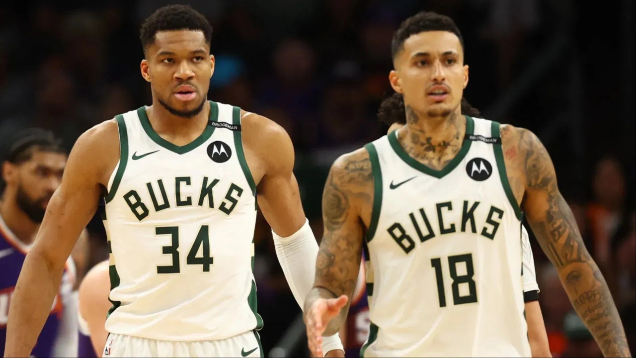 Salah satu pemain Bucks, Kyle Kuzma (kanan), yang ditanya soal pertemuan tersebut pada Rabu, langsung meragukan kebenaran kabar itu. (Foto: AP)