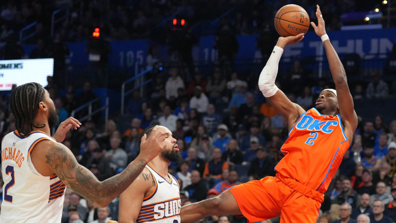 Shai Gilgeous-Alexander (kanan) mencetak 28 poin saat Oklahoma City Thunder menang 138-89 atas tim tamu Phoenix Suns pada Rabu (10/12) di babak perempat final NBA Cup. (Foto: AP)