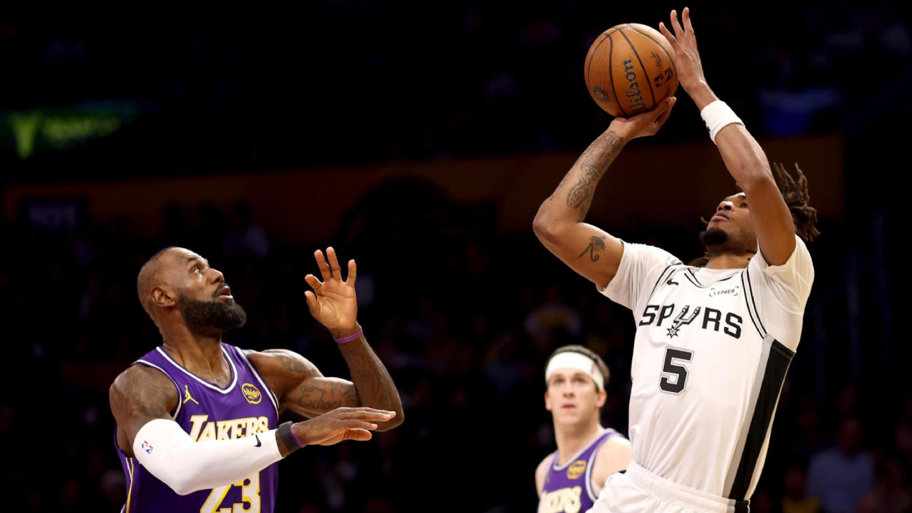 Stephon Castle (kanan) mencetak 30 poin saat San Antonio Spurs melaju ke semifinal NBA Cup dengan kemenangan 132-119 atas tim tamu Los Angeles Lakers pada Rabu (10/12). (Foto: AP)
