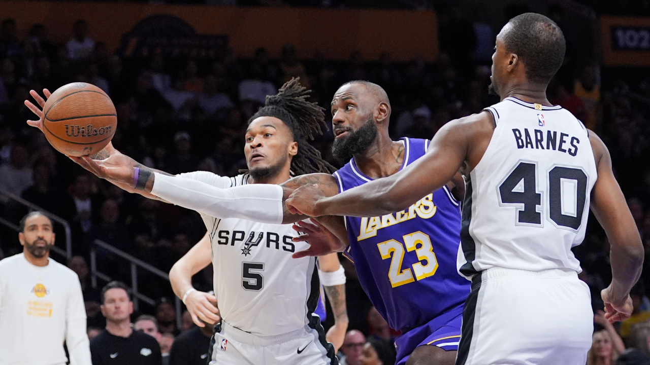 Bintang Los Angeles Lakers LeBron James (tengah) tidak setuju dengan pendapat bahwa timnya tidak cukup kuat” untuk mencapai final Wilayah Barat. (Foto: AP)