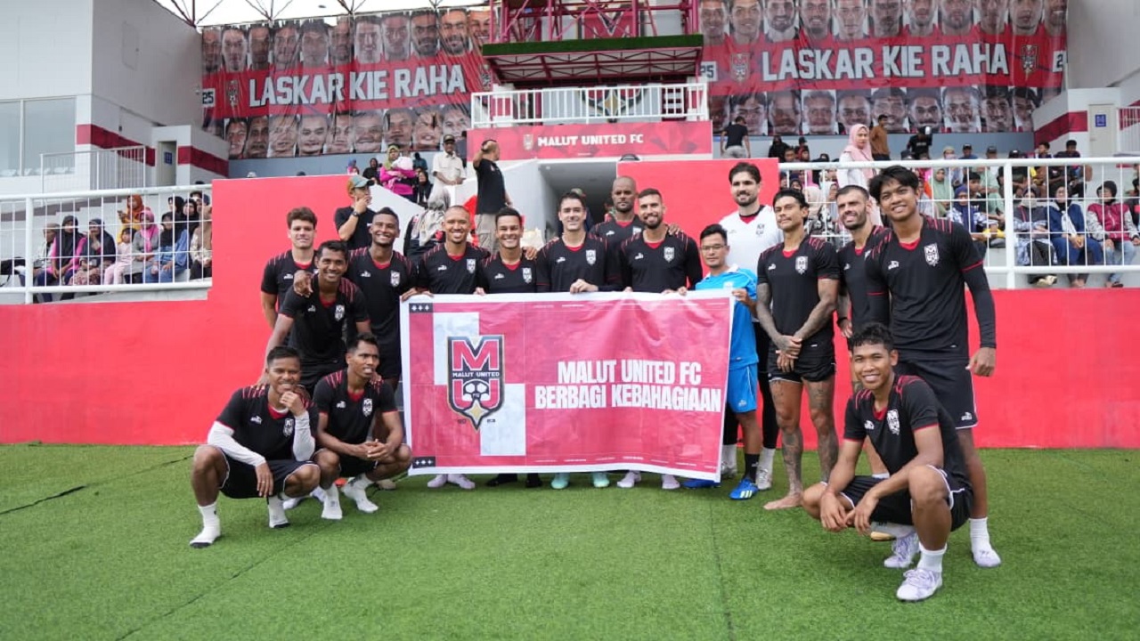 Malut United FC berbagi kebahagian bersama masyarakat kurang mampu