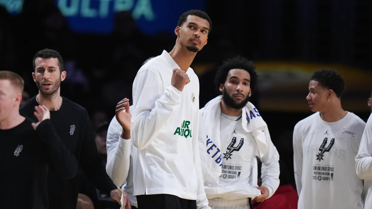 Victor Wembanyama mengiukuti pemanasan pra-pertandingan San Antonio Spurs versus Lakers tanpa pelindung tambahan pada betis yang cedera. (Foto: AP)