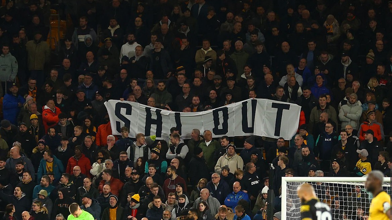 Para pendukung Wolves menyuarakan protesnya