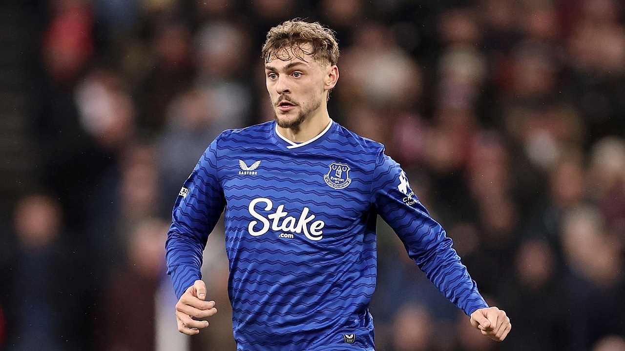 Kiernan Dewsbury-Hall mendapatkan waktu bermain reguler di Everton