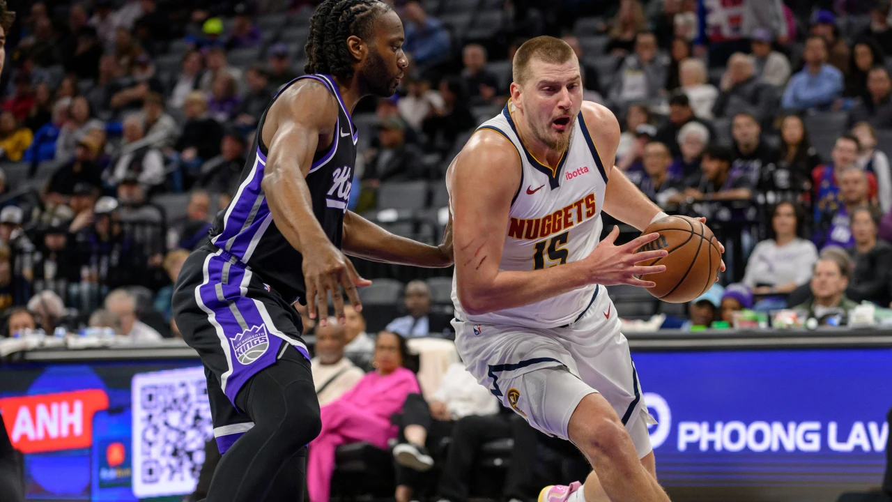 Nikola Jokic (kanan) mencetak 36 poin saat tim tamu Denver Nuggets menghancurkan Sacramento Kings 136-105 pada Kamis (11/12) malam. (Foto: AP)