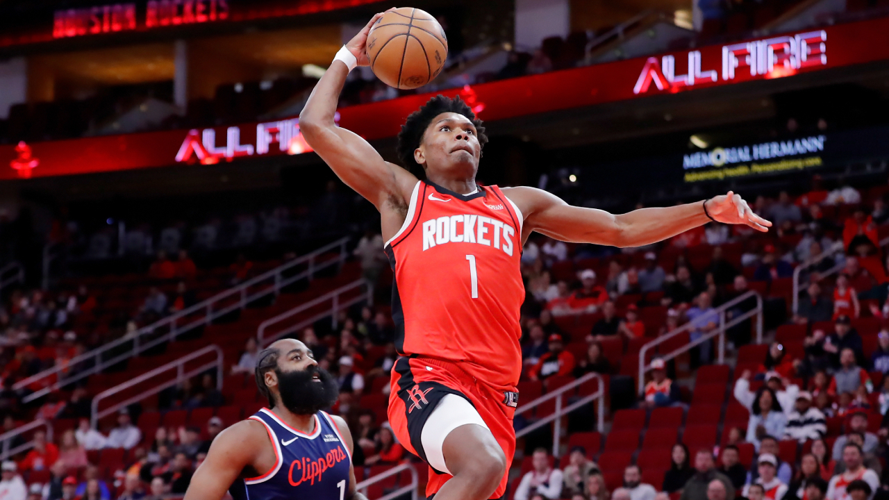 Amen Thompson (kanan) mencetak 20 poin saat Houston Rockets meraih kemenangan 115-113 atas tim tamu Los Angeles Clippers pada Kamis (11/12).