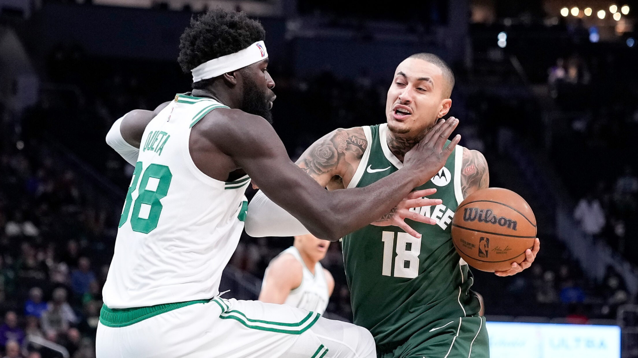 Kyle Kuzma (kanan) mencetak 31 poin saat Milwaukee Bucks meraih kemenangan 116-101 atas tim tamu Boston Celtics pada Kamis (11/12) malam. (Foto: AP)