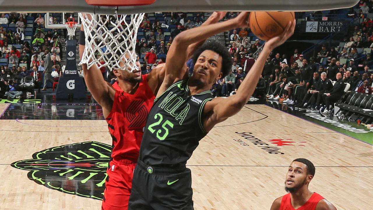 Trey Murphy III (tengah) mencetak 24 poin saat New Orleans Pelicans meraih kemenangan 143-120 atas tim tamu Portland Trail Blazers pada Kamis (11/12). (Foto: AP)