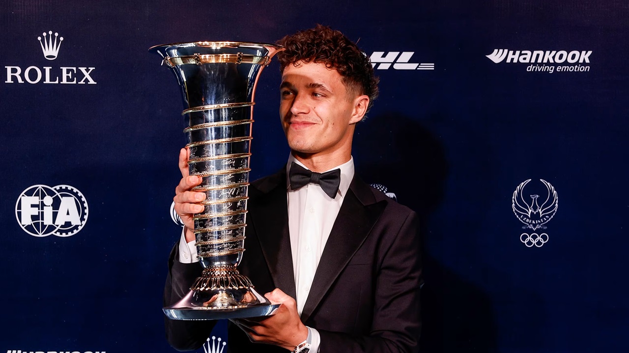 Lando Norris Terima Trofi Juara F1 di FIA Awards