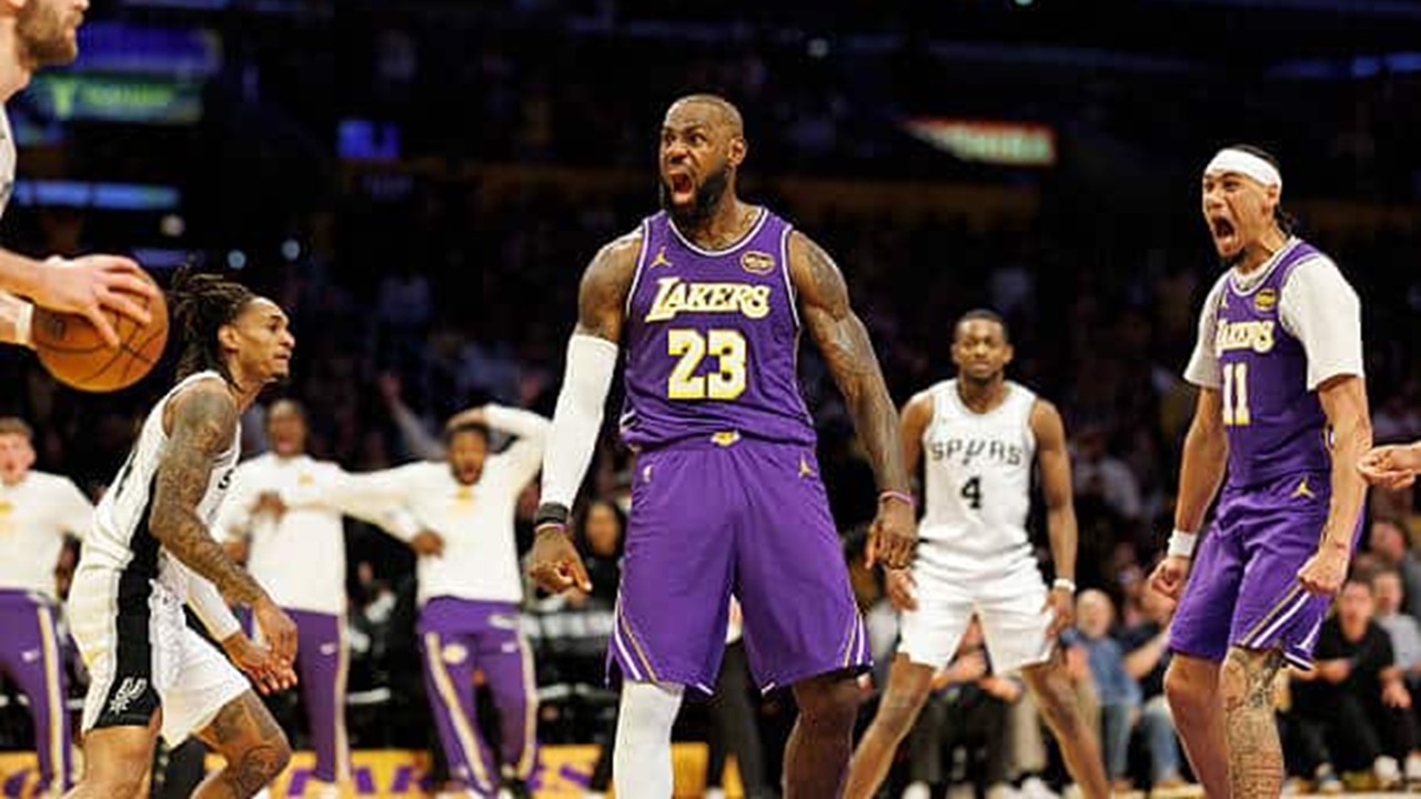 LeBron James Bicara soal Slam Dunk di Depan Muka Luke Kornet