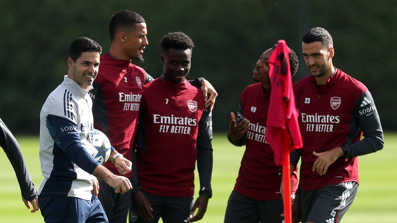 Mikel Arteta memimpin sesi latihan Arsenal