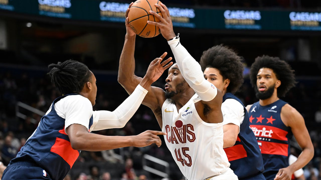 Donovan Mitchell (tengah) mencatatkan penampilan kuarter keempat paling produktif di liga sejauh musim 2025. (Foto: AP)