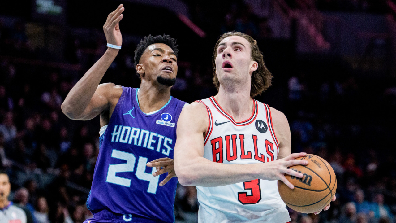 Josh Giddey (kanan) mencetak 26 poin saat Chicago Bulls mengalahkan tuan rumah Charlotte Hornets dengan skor 129-126 pada Jumat (12/12) malam. (Foto: AP)