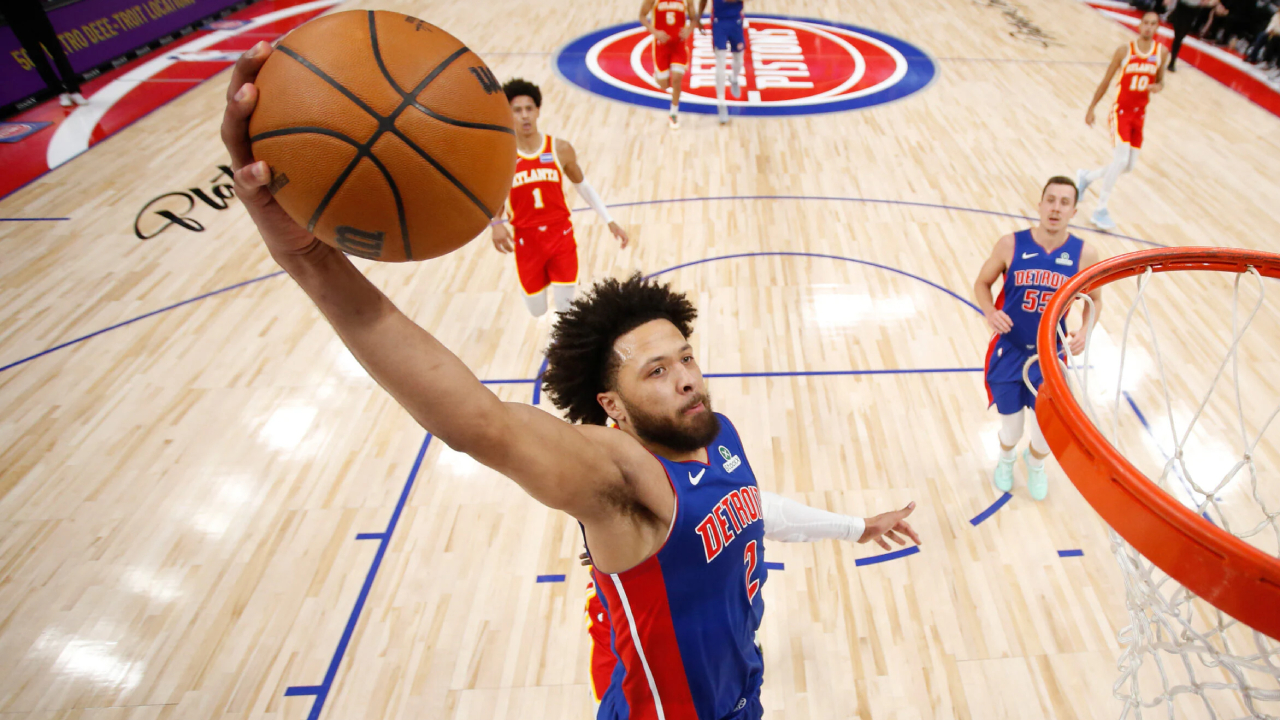 Cade Cunningham (kiri) mencetak 15 poin saat Detroit Pistons mengalahkan tim tamu Atlanta Hawks dengan skor 142-115 pada Jumat (12/12) malam. (Foto: AP)