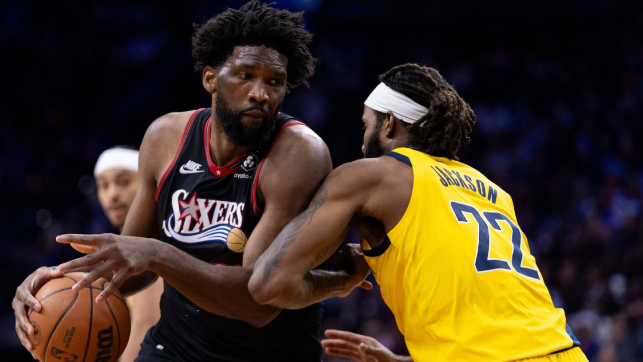 Joel Embiid (kiri) mencetak 39 poin saat Philadelphia 76ers mengalahkan Indiana Pacers 115-105 pada Jumat (12/12) malam. (Foto: AP)