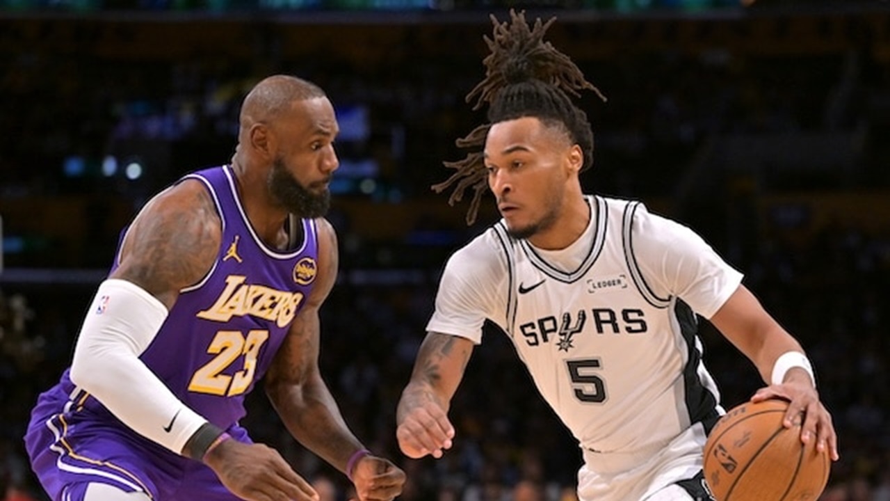 LeBron James Berikan Hadiah untuk Stephon Castle