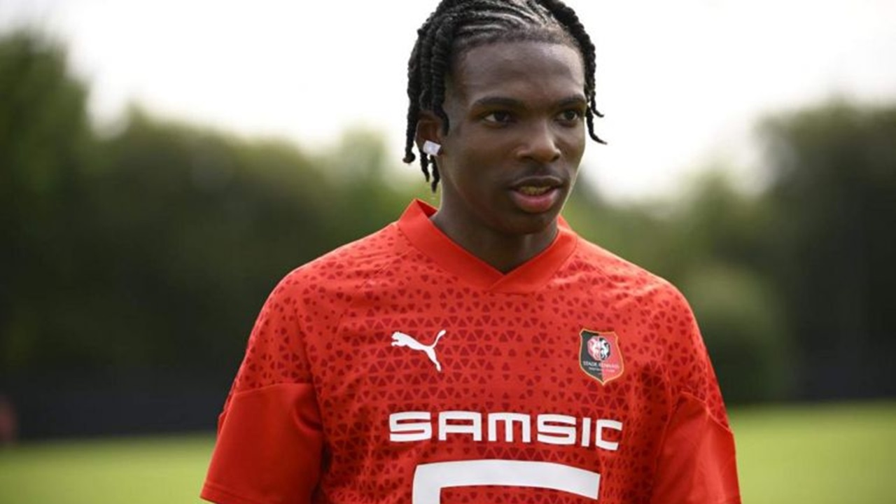 Real Madrid Terus Memantau Pemain Belakang Milik Rennes