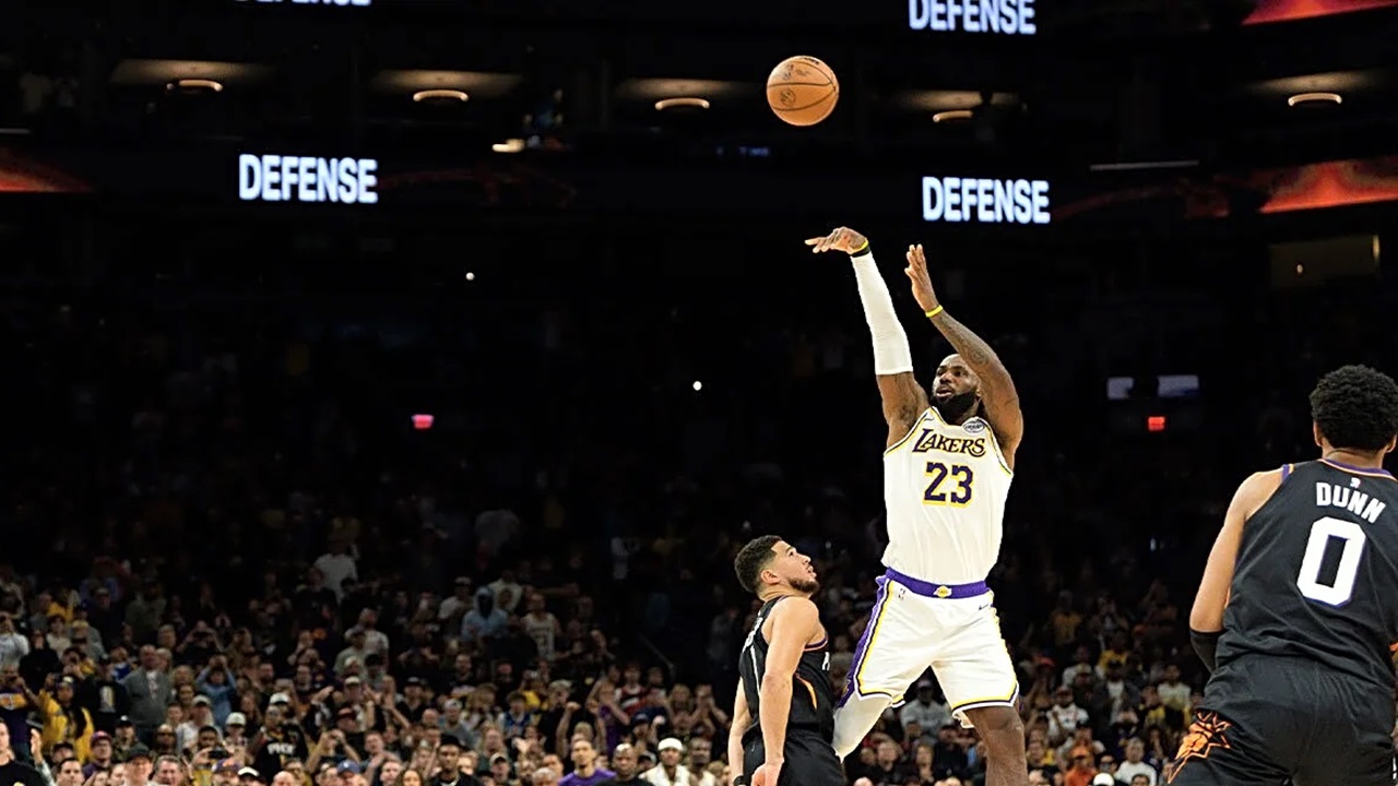 Devin Booker Minta Penjelasan Wasit soal Pelanggaran ke LeBron James