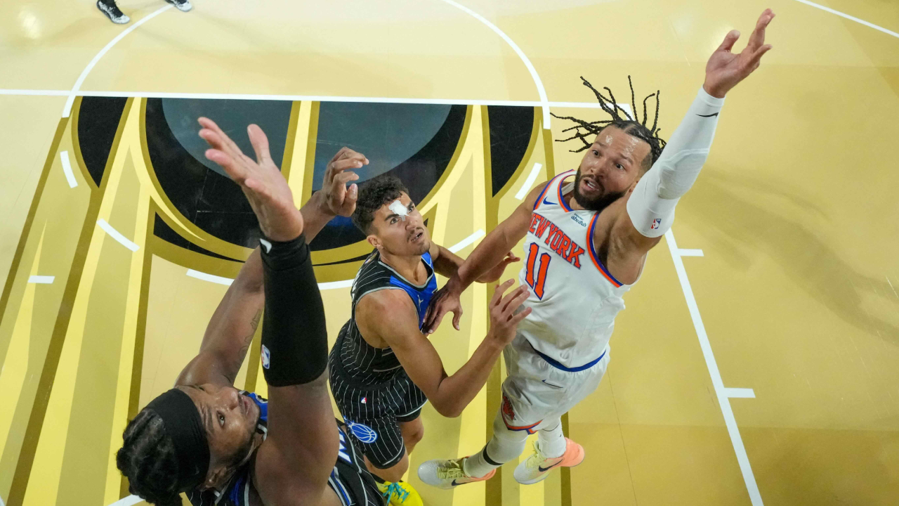 Jalen Brunson (kanan) mencetak 40 poin saat New York Knicks melaju ke final NBA Cup dengan mengalahkan Orlando Magic 132-120 pada Sabtu (13/12) malam di Las Vegas. (Foto: AP)