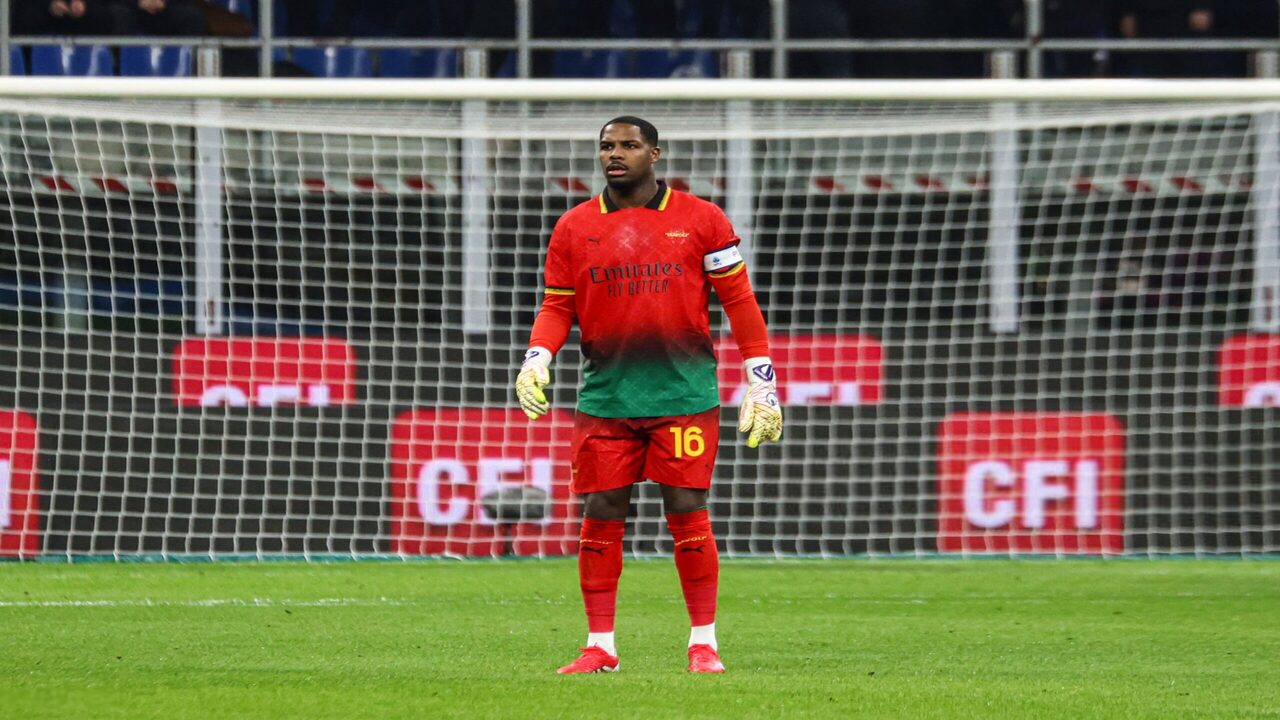 AC Milan dihantui deja vu kisah Gianluigi Donnarumma 4,5 tahun silam, menyusul situasi kontrak Mike Maignan di San Siro / via Getty Images