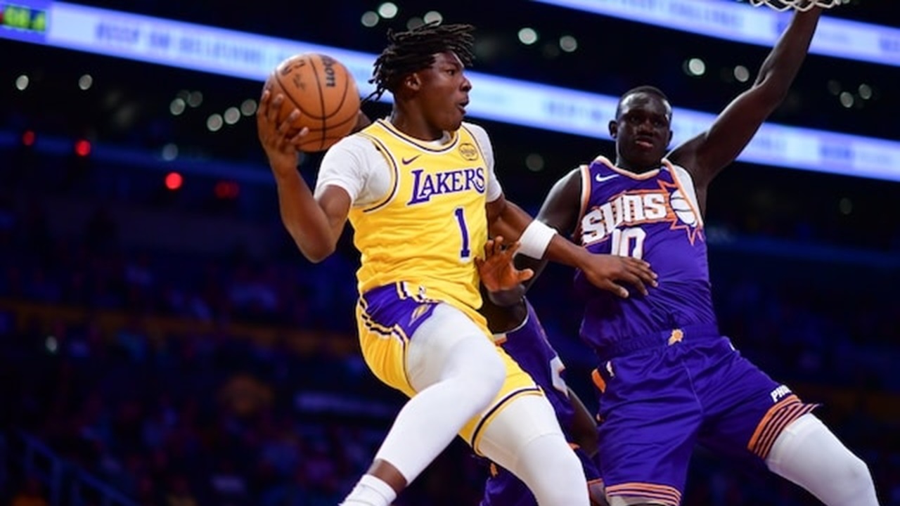 Marcus Smart Memberikan Masukan ke Adou Thiero