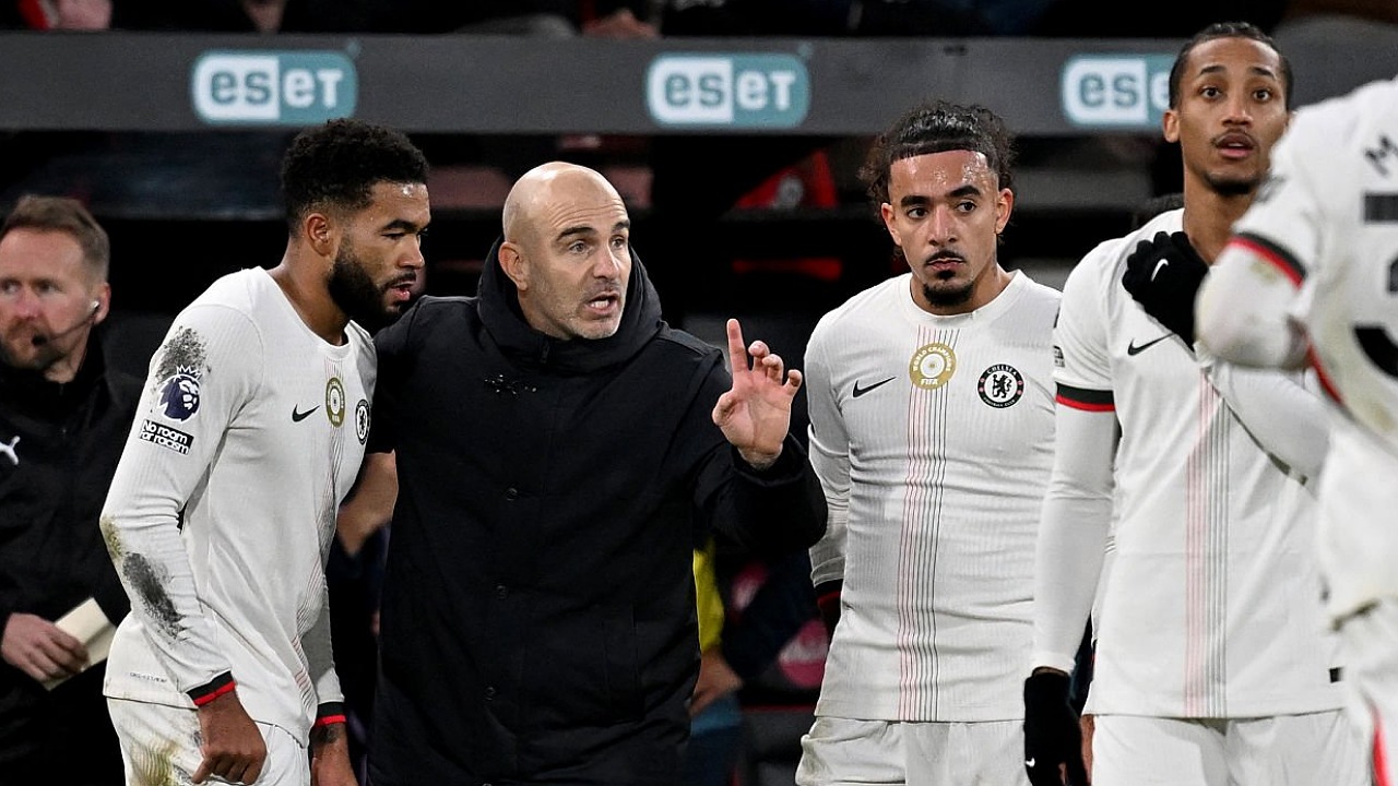 Enzo Maresca memberikan instruksi kepada Reece James dan Malo Gusto