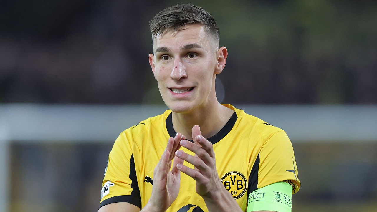 Fokus Cari Bek Kiri Tengah, Bintang Dortmund Masuk Radar Barcelona