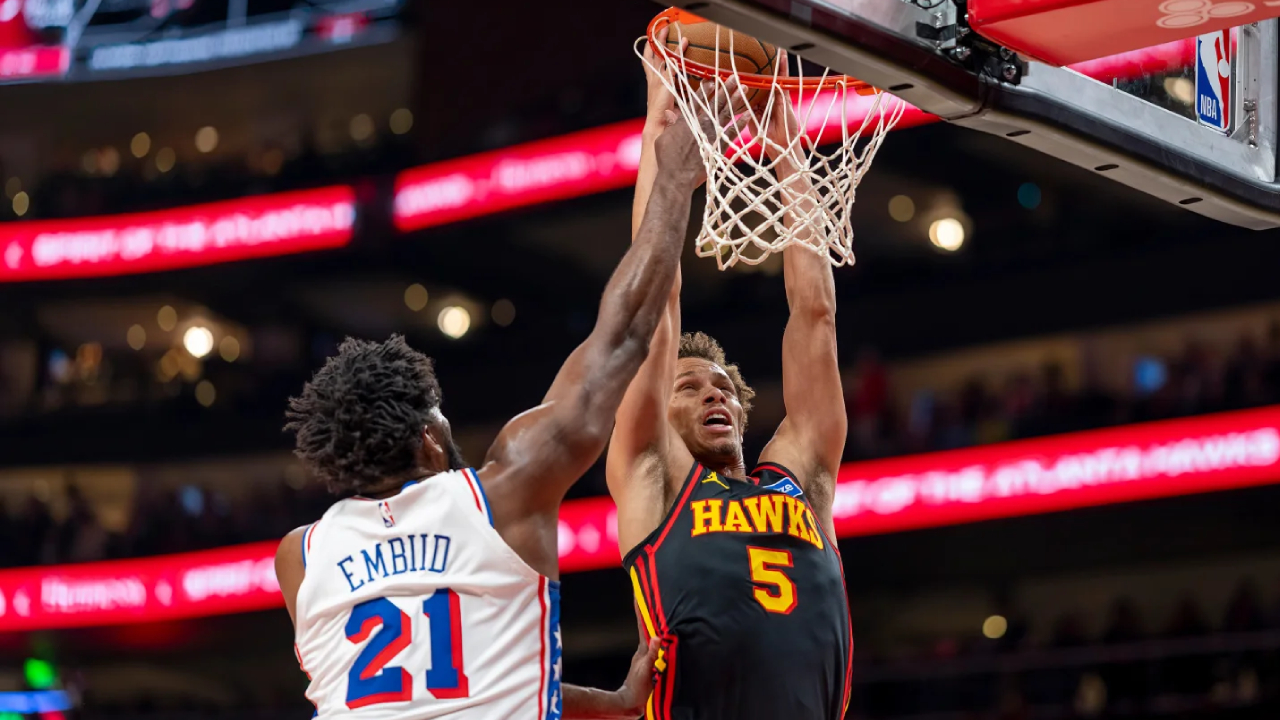 Dyson Daniels (kanan) mencetak 27 poin saat Atlanta Hawks mengalahkan tim tamu Philadelphia 76ers dengan skor 120-117 pada Minggu (14/12). (Foto: AP)