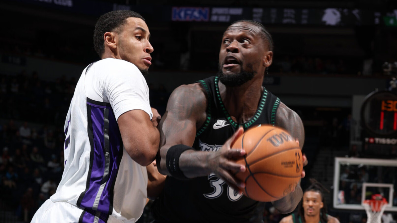 Julius Randle (kanan) mencetak 24 poin saat Minnesota Timberwolves meraih kemenangan 117-103 atas Sacramento Kings pada Minggu (14/12). (Foto: AP)
