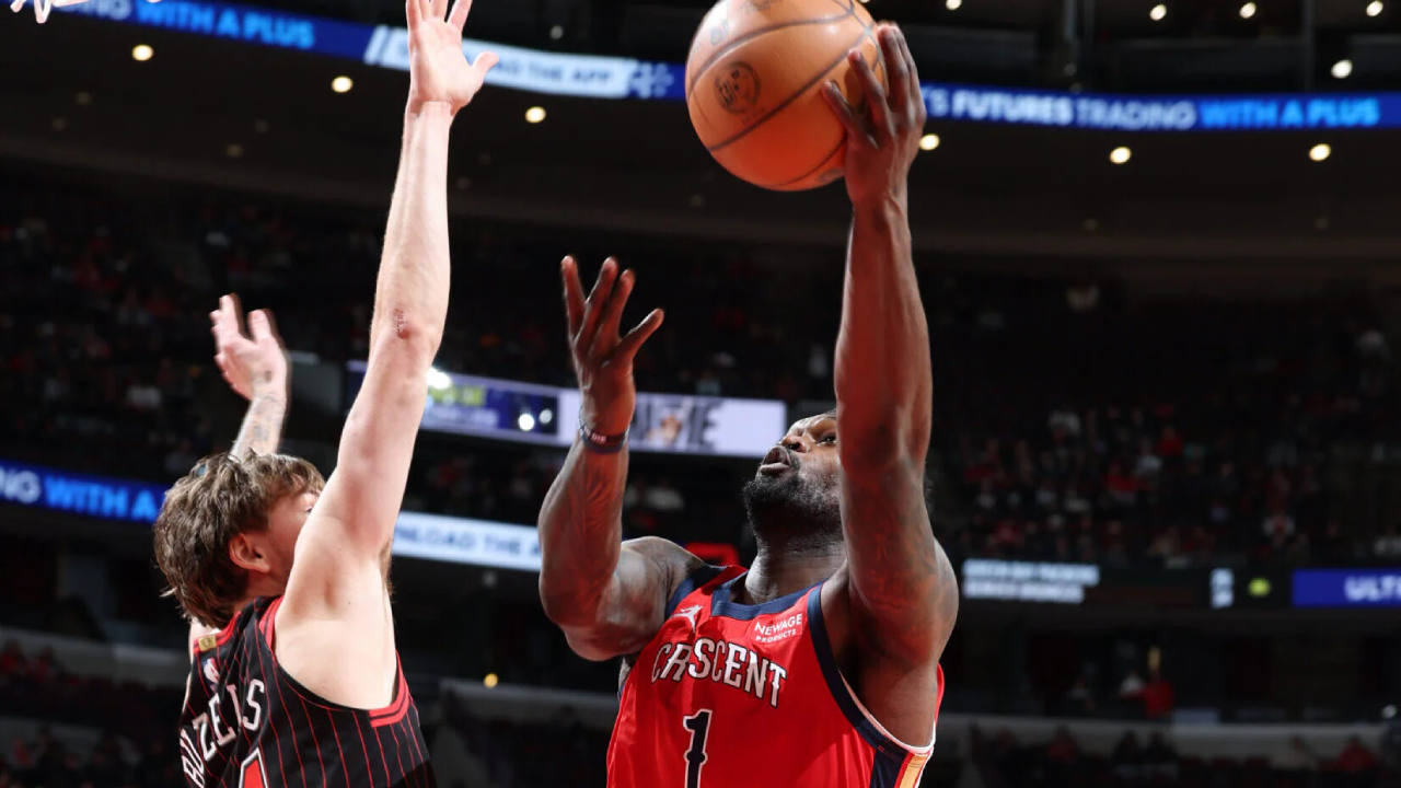 Zion Williamson (kanan) mencetak 18 poin saat New Orleans Pelicans mengalahkan Chicago Bulls 114-104 pada Minggu (14/12) malam. (Foto: AP)