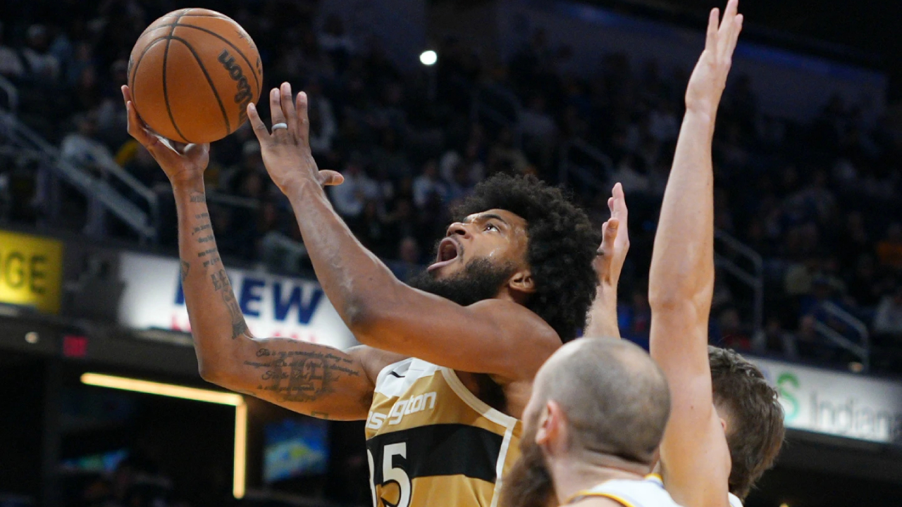 Marvin Bagley III (kiri) mencetak 23 poin saat Washington Wizards mengalahkan Indiana Pacers dengan skor 108-89 pada Minggu (14/12) di Indianapolis. (Foto: AP)