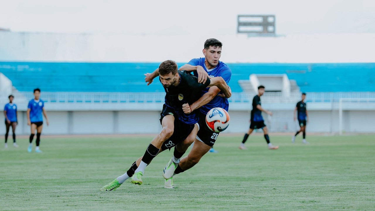 Penyerang PSIM Jogja, Nermin Haljeta di laga uji coba kontra Garudayaksa FC