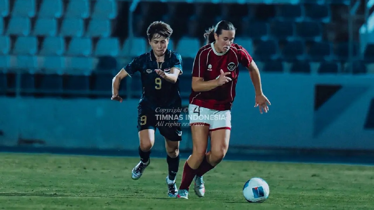 Pemain timnas putri Indonesia, Emily Nahon di laga kontra Thailand