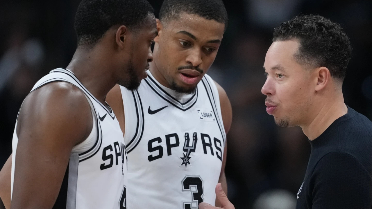 Bagi Mitch Johnson (kanan), menggantikan sosok legendaris seperti Popovich bukanlah tugas mudah. (Foto: AP)